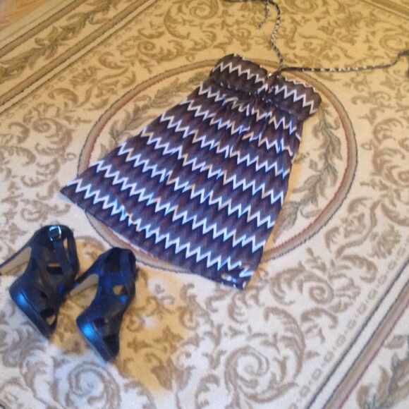 Ladies chevron 👗in size small ties at neck - Picture 2 of 8